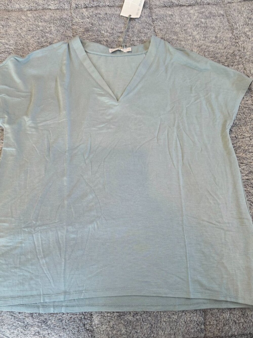 NWT: Barefoot Dreams Malibu Collection Short Sleeve V-Neck Tee - Picture 5 of 6